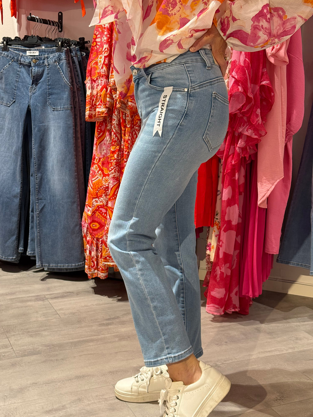 Light blue straight-leg push-up jeans