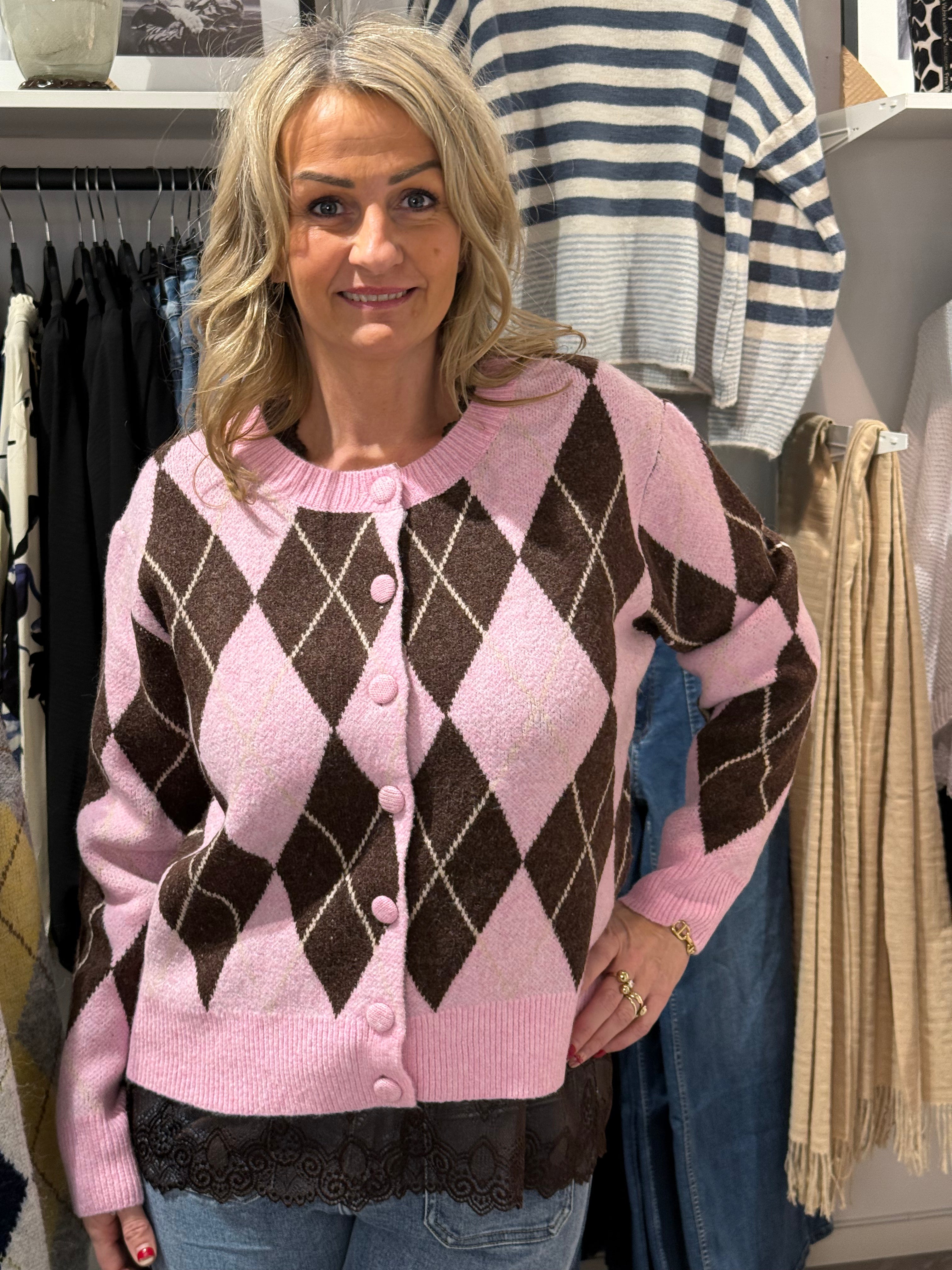 Stickad kofta rombmönster rosa/brun