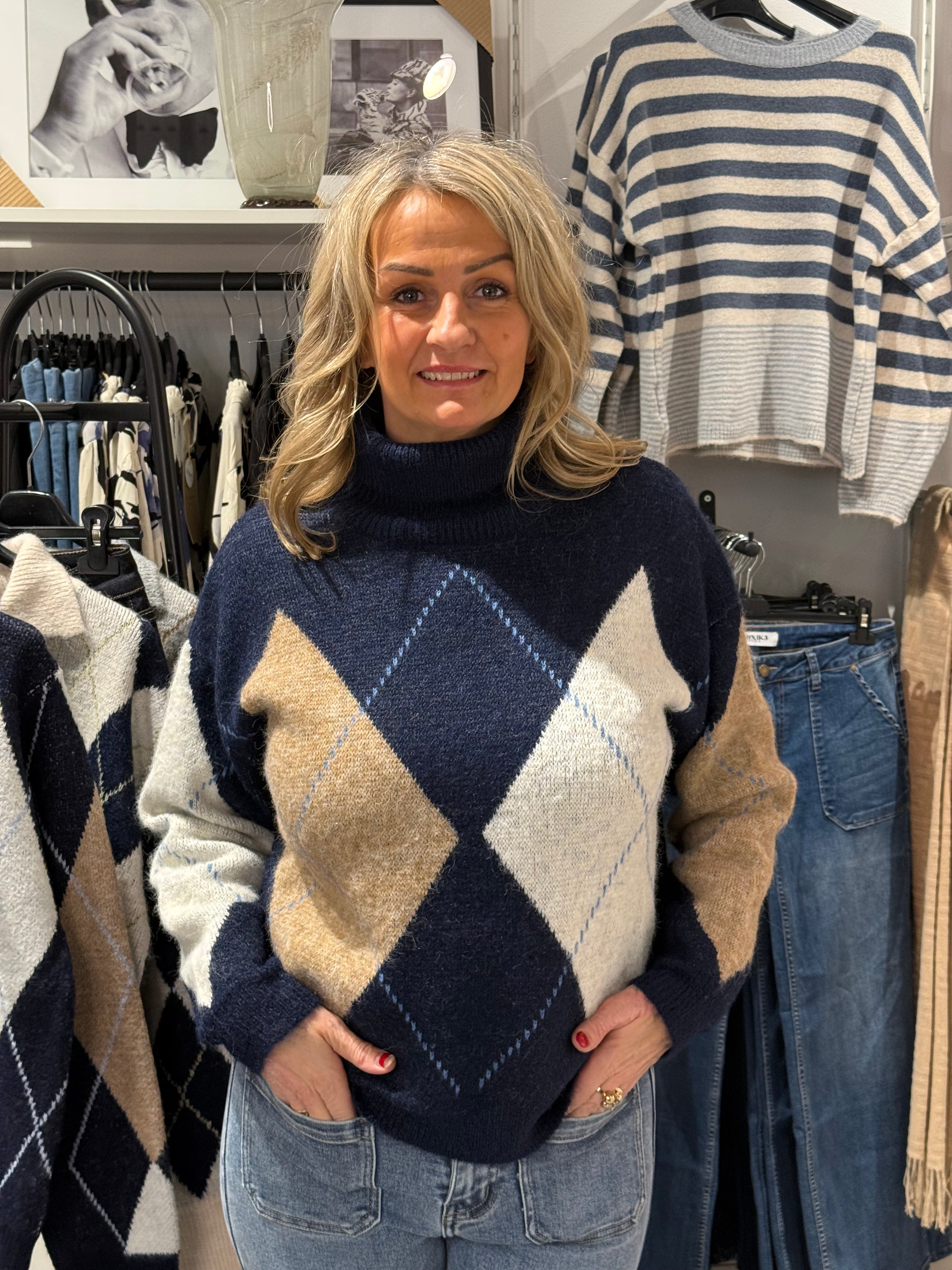 Stickad polo tröja rombmönster blå/camel/cream