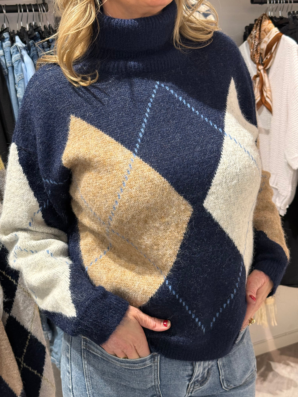 Stickad polo tröja rombmönster blå/camel/cream