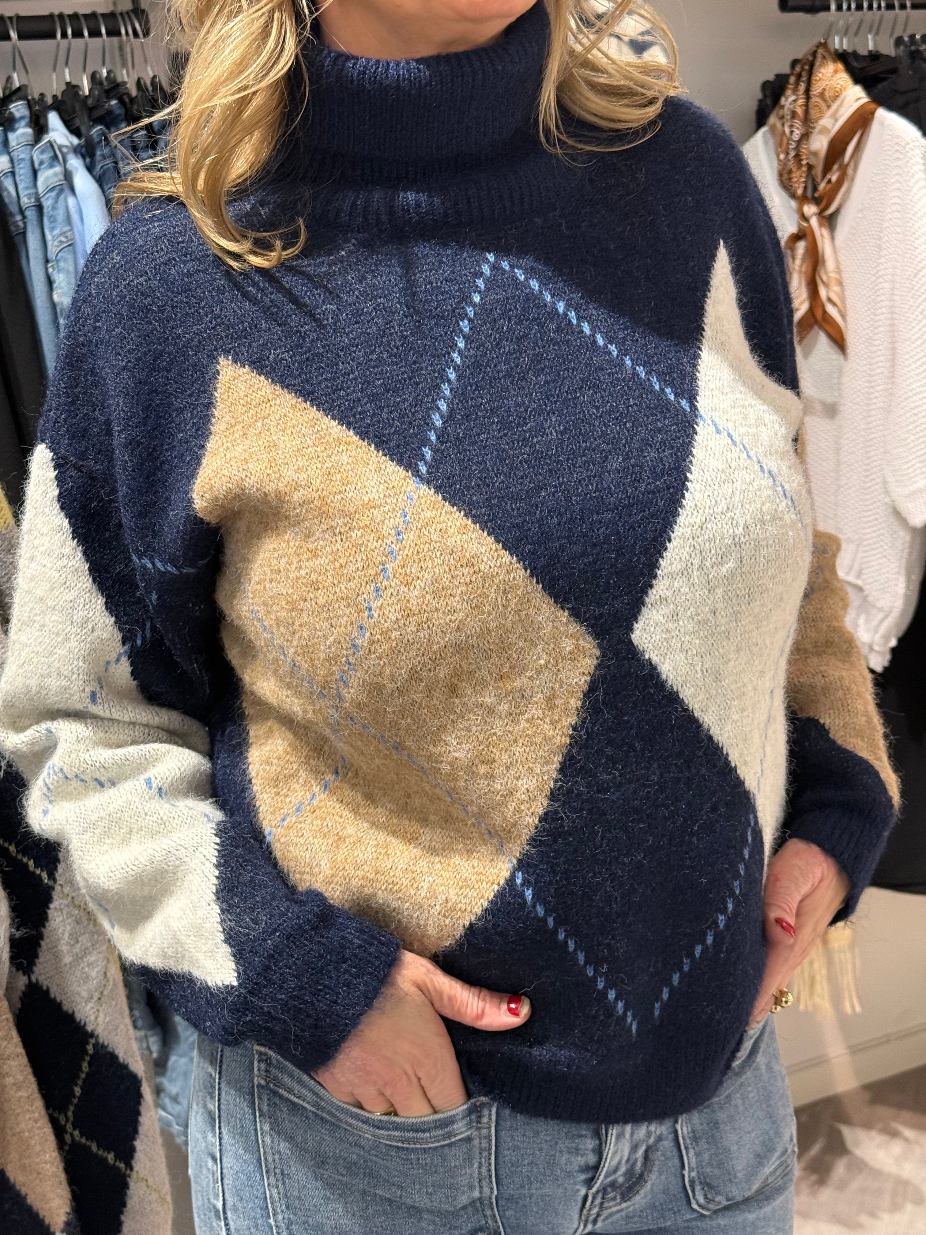 Stickad polo tröja rombmönster blå/camel/cream
