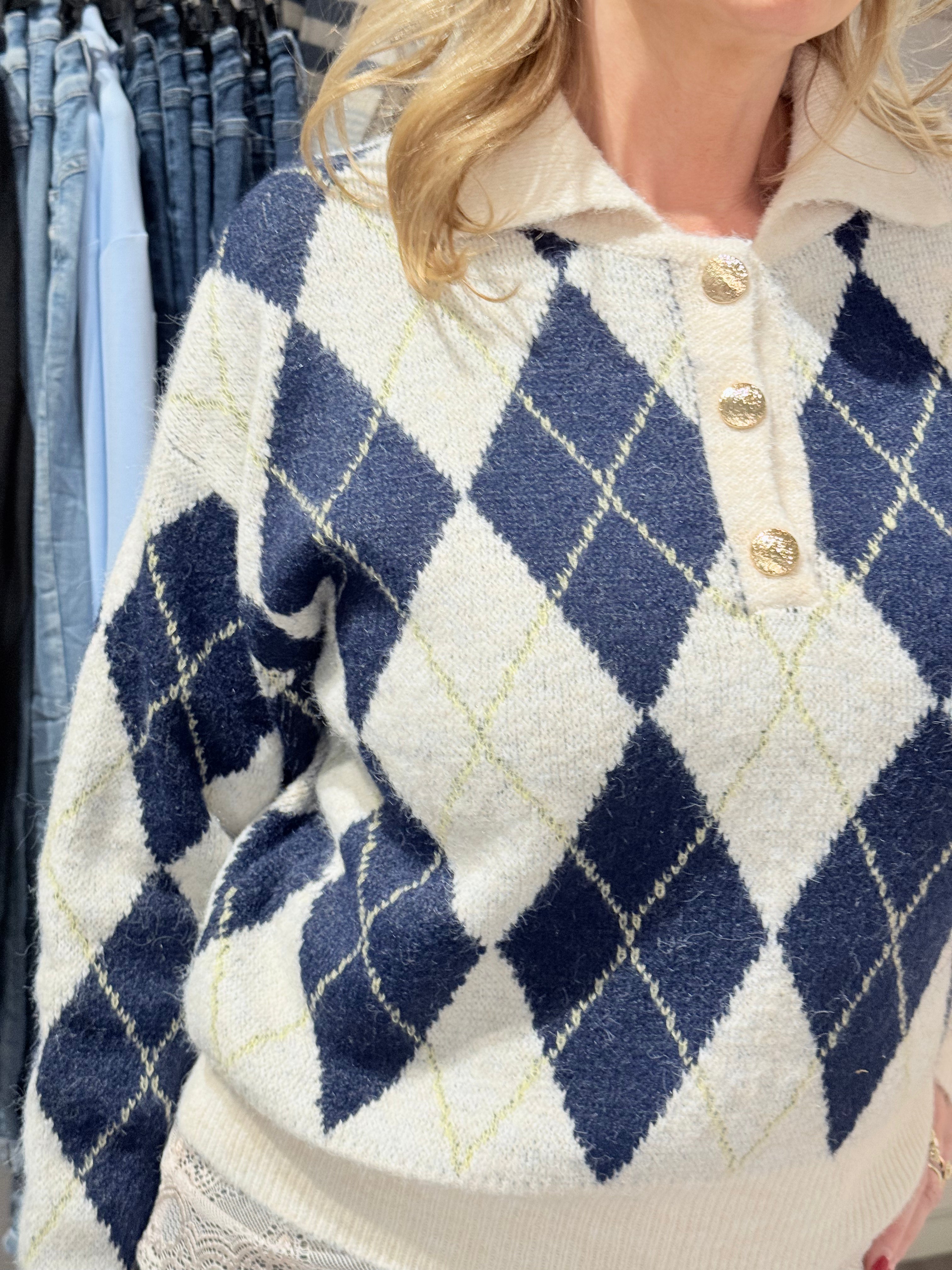 Stickad tröja rombmönster blå/cream knappar