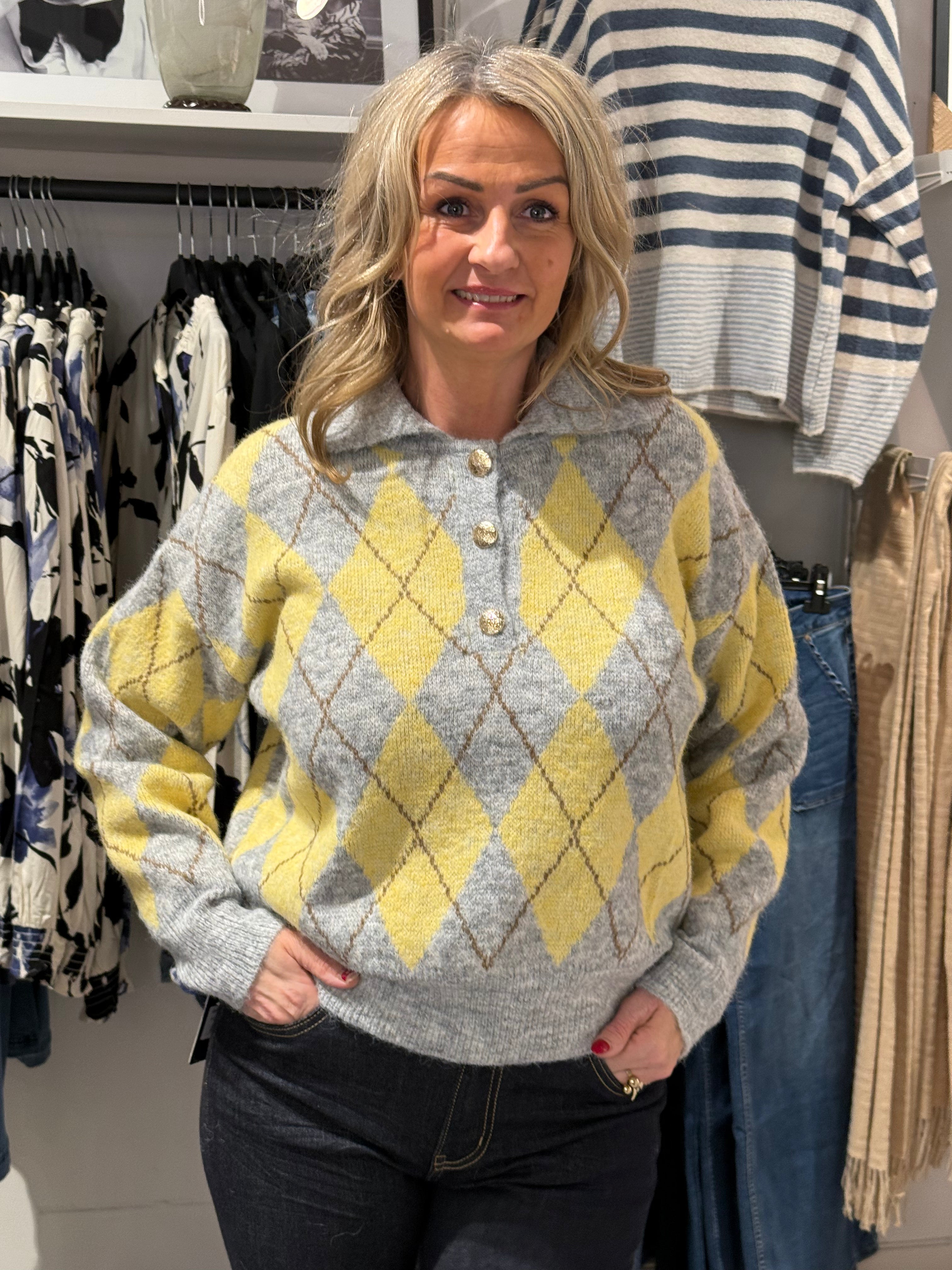 Stickad tröja rombmönster gul/grå knappar