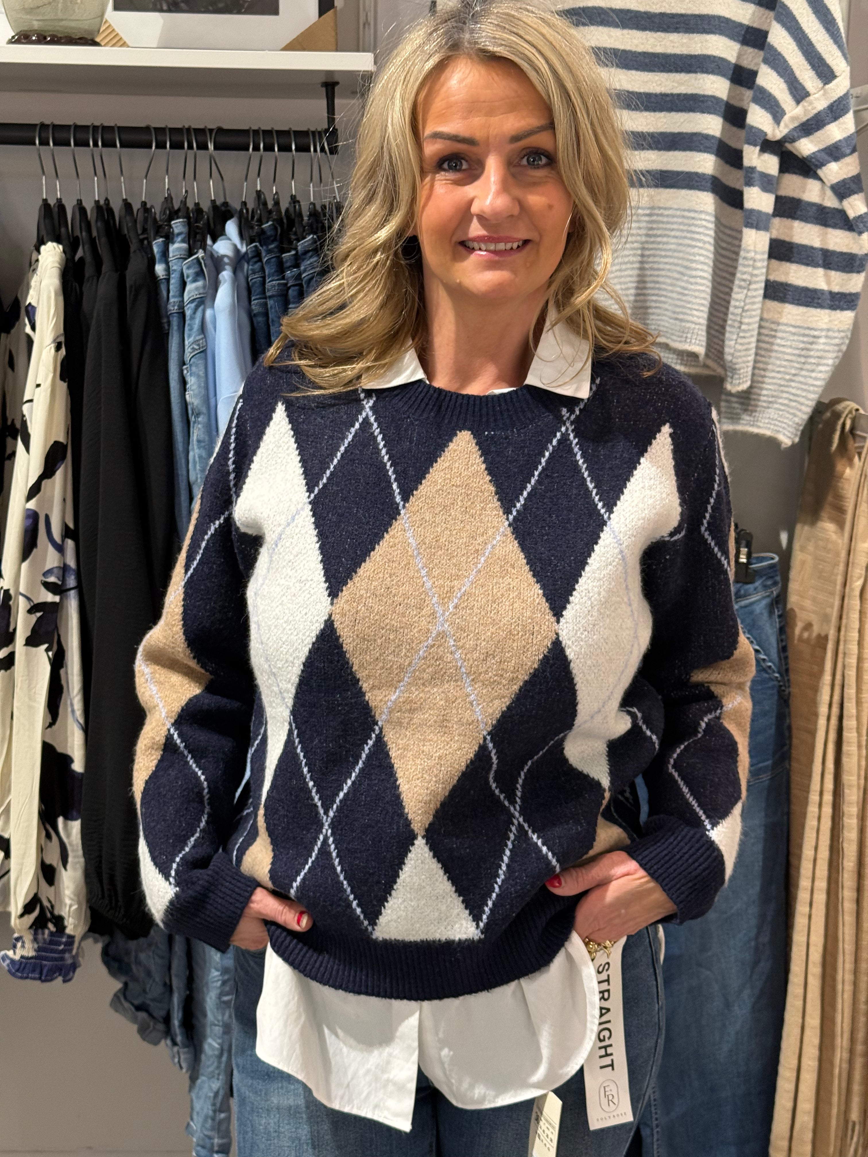 Stickad tröja rombmönster blå/cream/ kamel