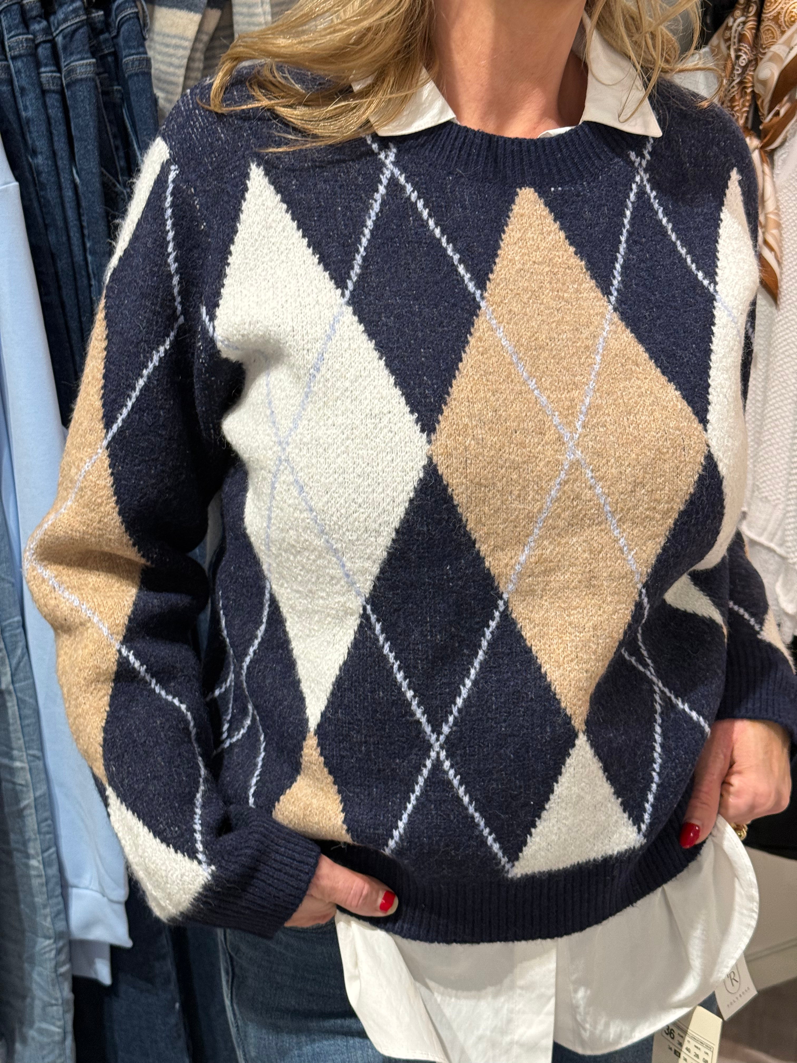Stickad tröja rombmönster blå/cream/ kamel