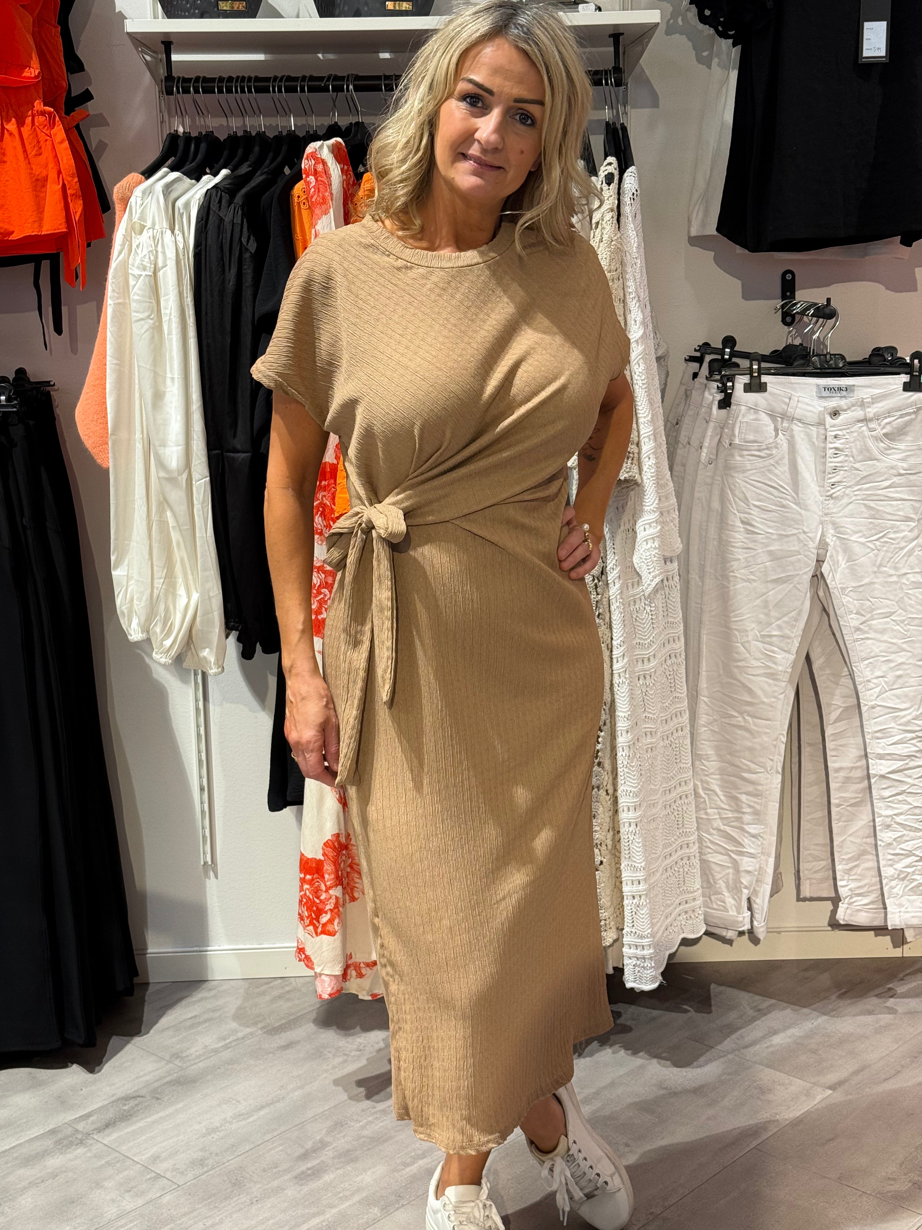 Dress with a knotted camel pattern.