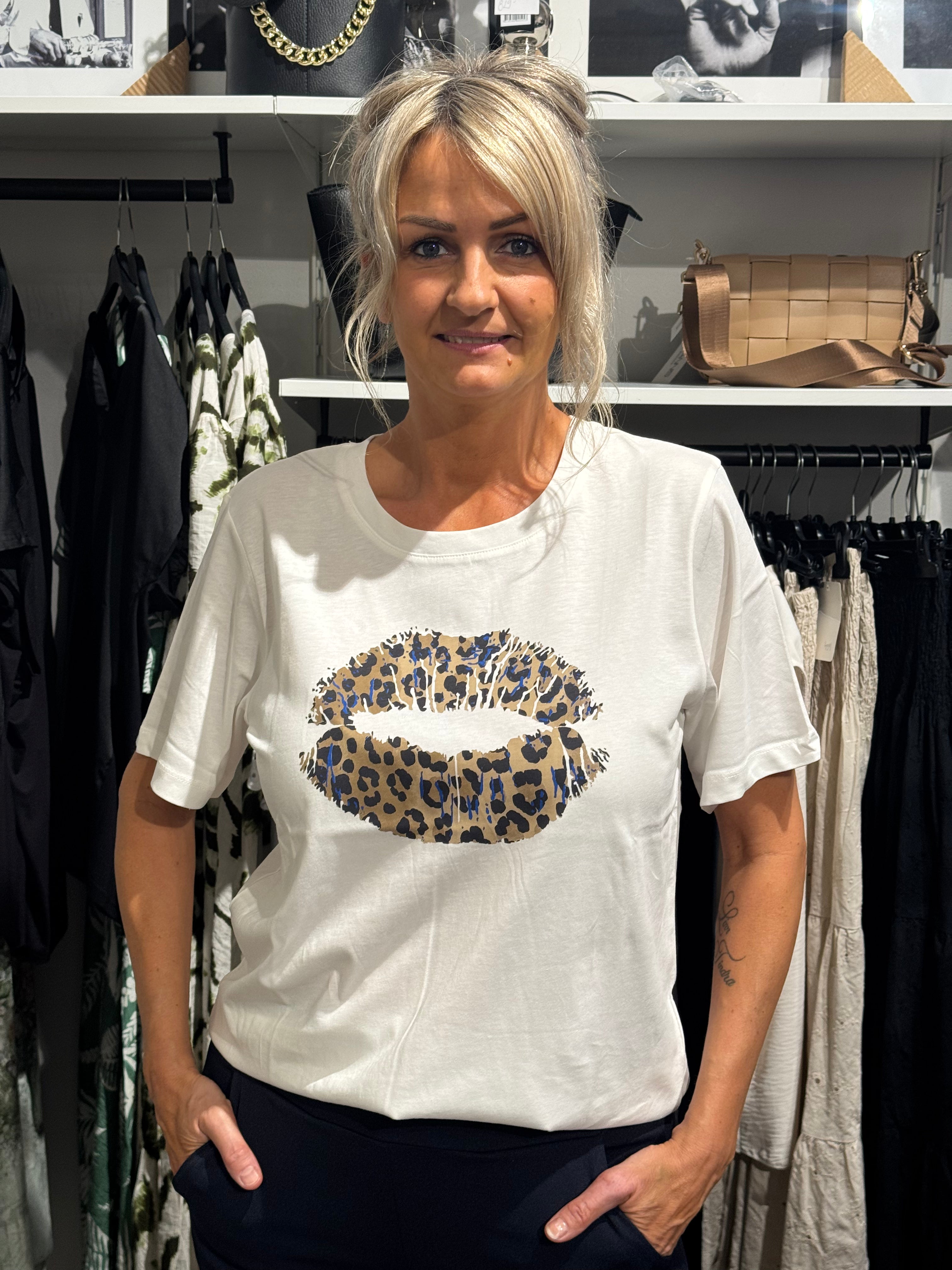 T-shirt med läppar blå spräcklig