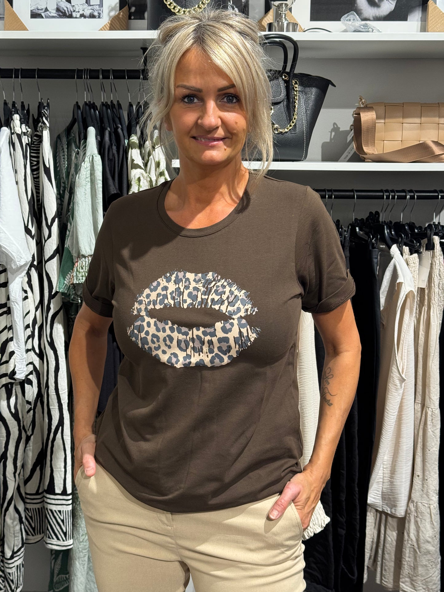 T-shirt med läppar brun