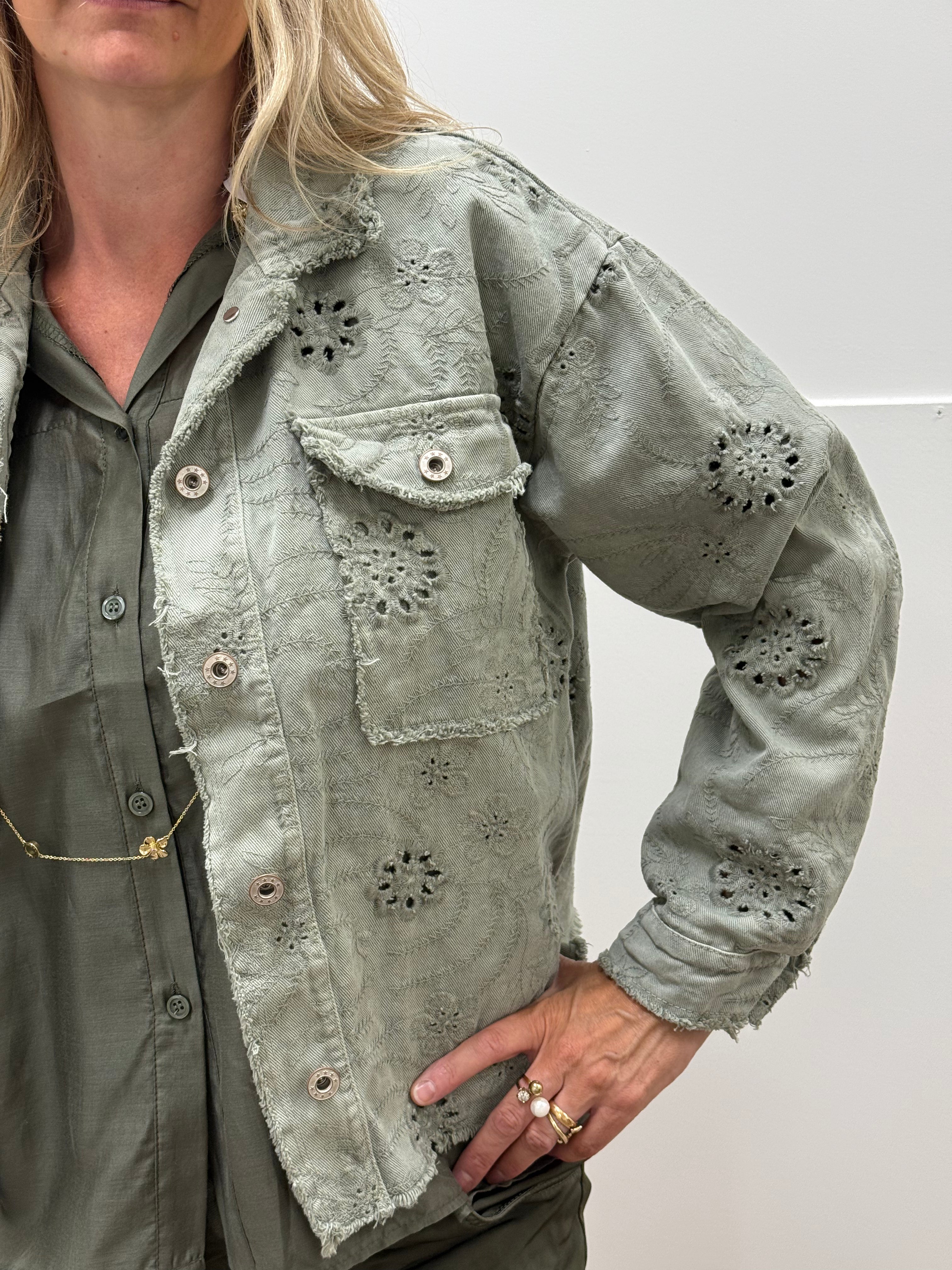 Broderad blommönstrad jacka grön