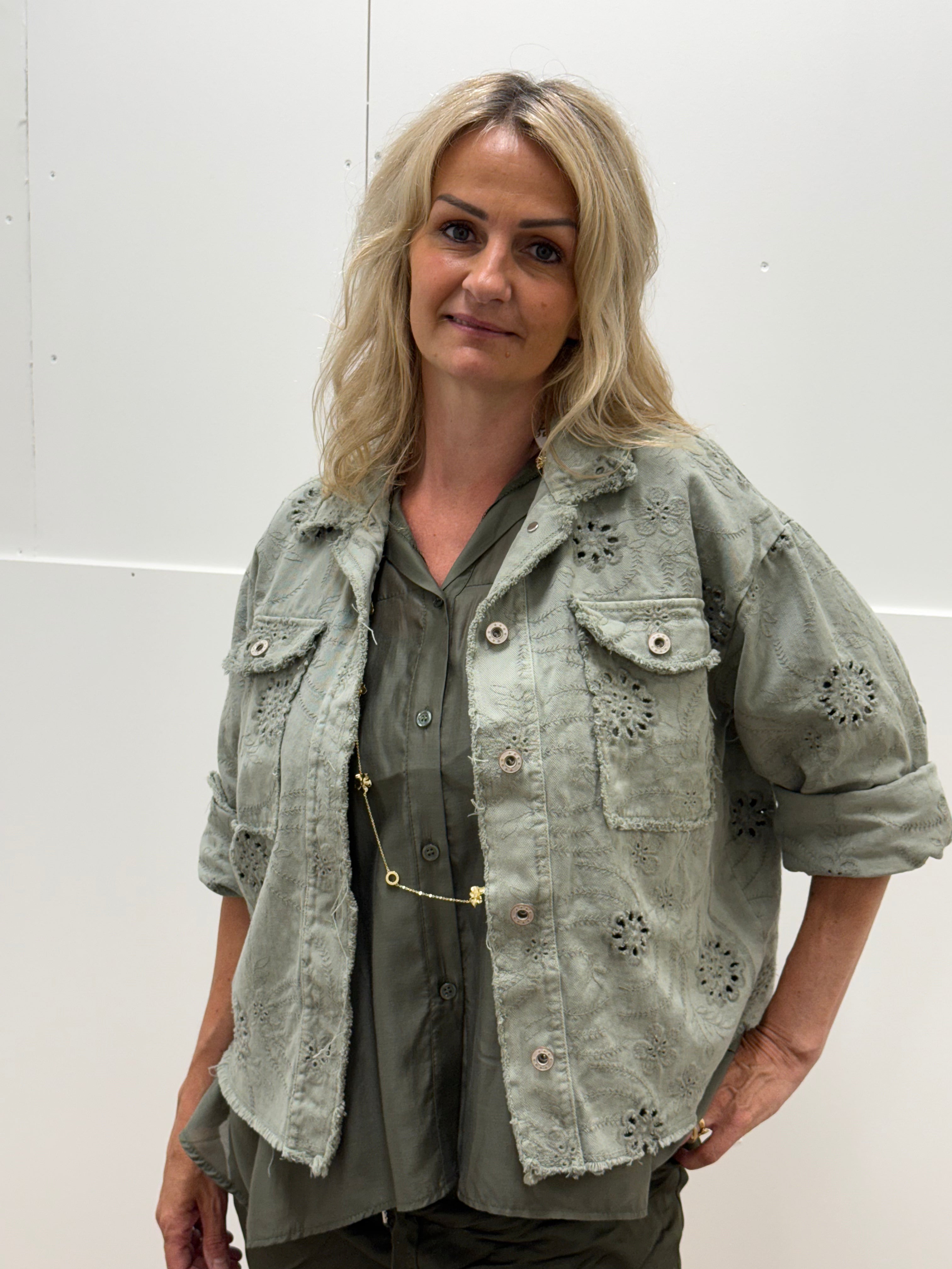 Broderad blommönstrad jacka grön