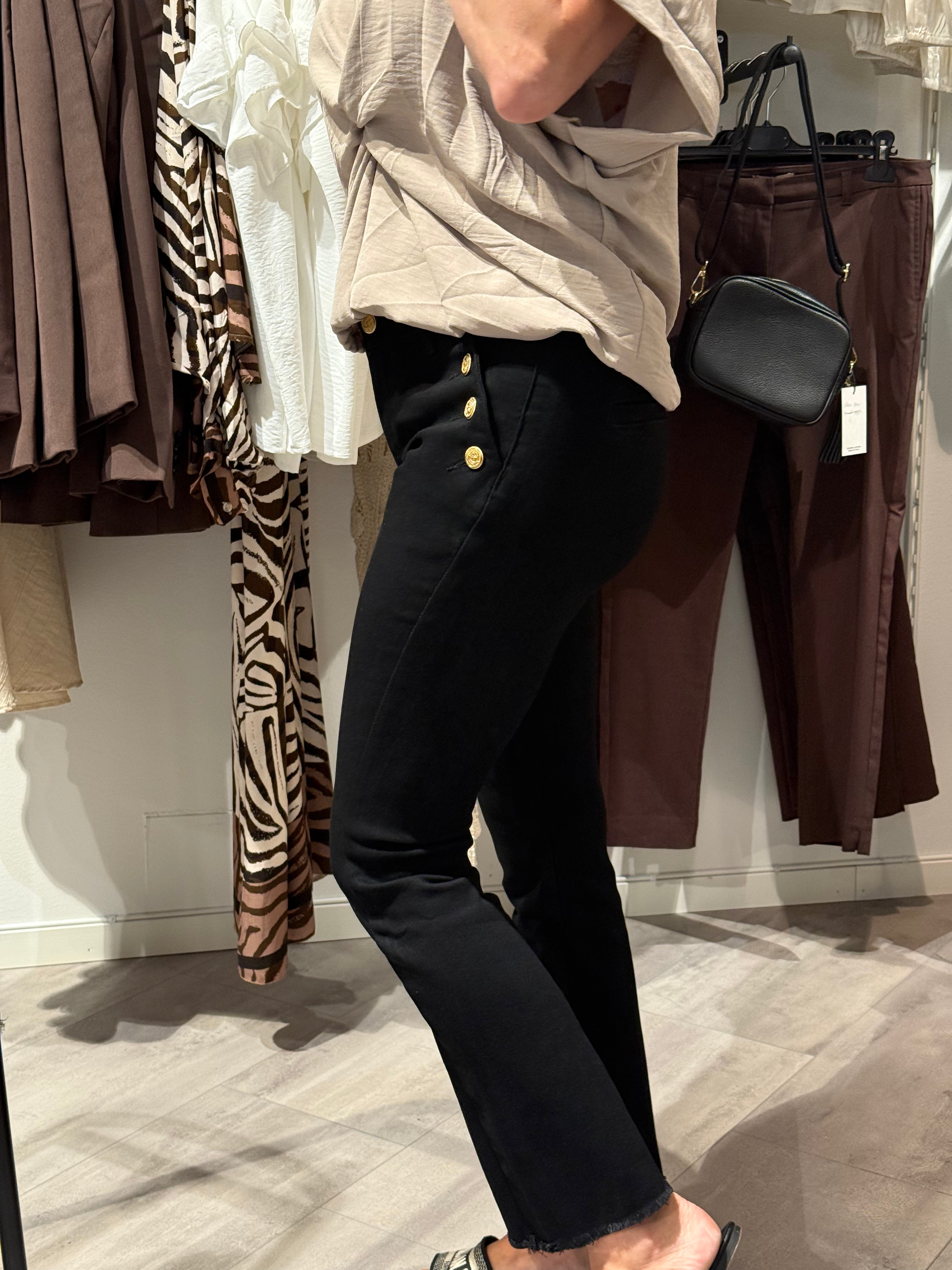 Flared jeans med guldknappar svart