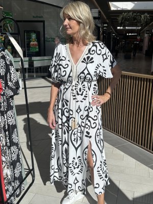 Annie långklänning Vit med svart mönster 